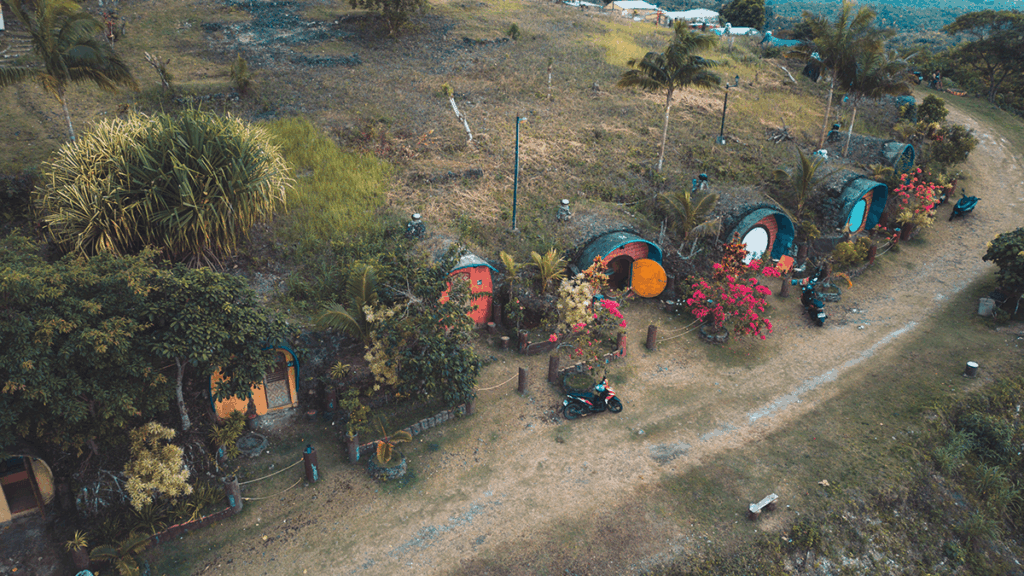 Kamp Aninipot casas hobbits Siquijor