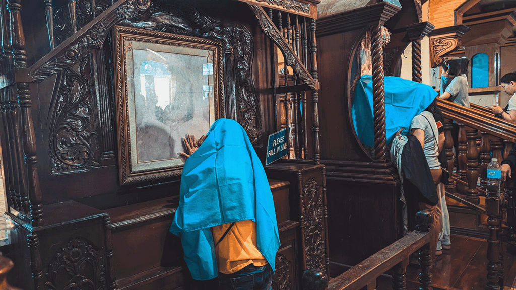 Filipinos rezando en santuario de Simala