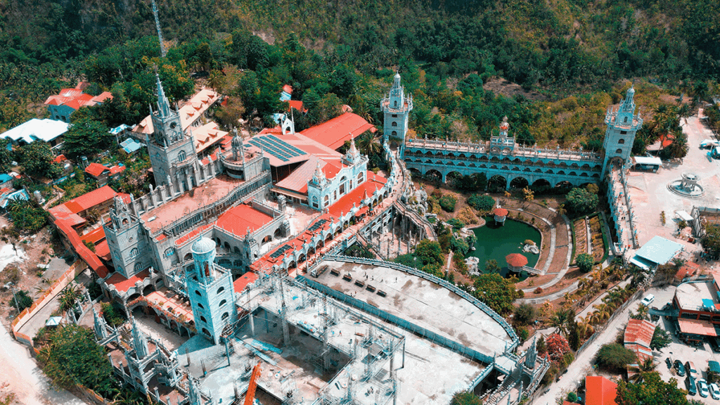 Vista de dron de santuario de Simala en Cebu